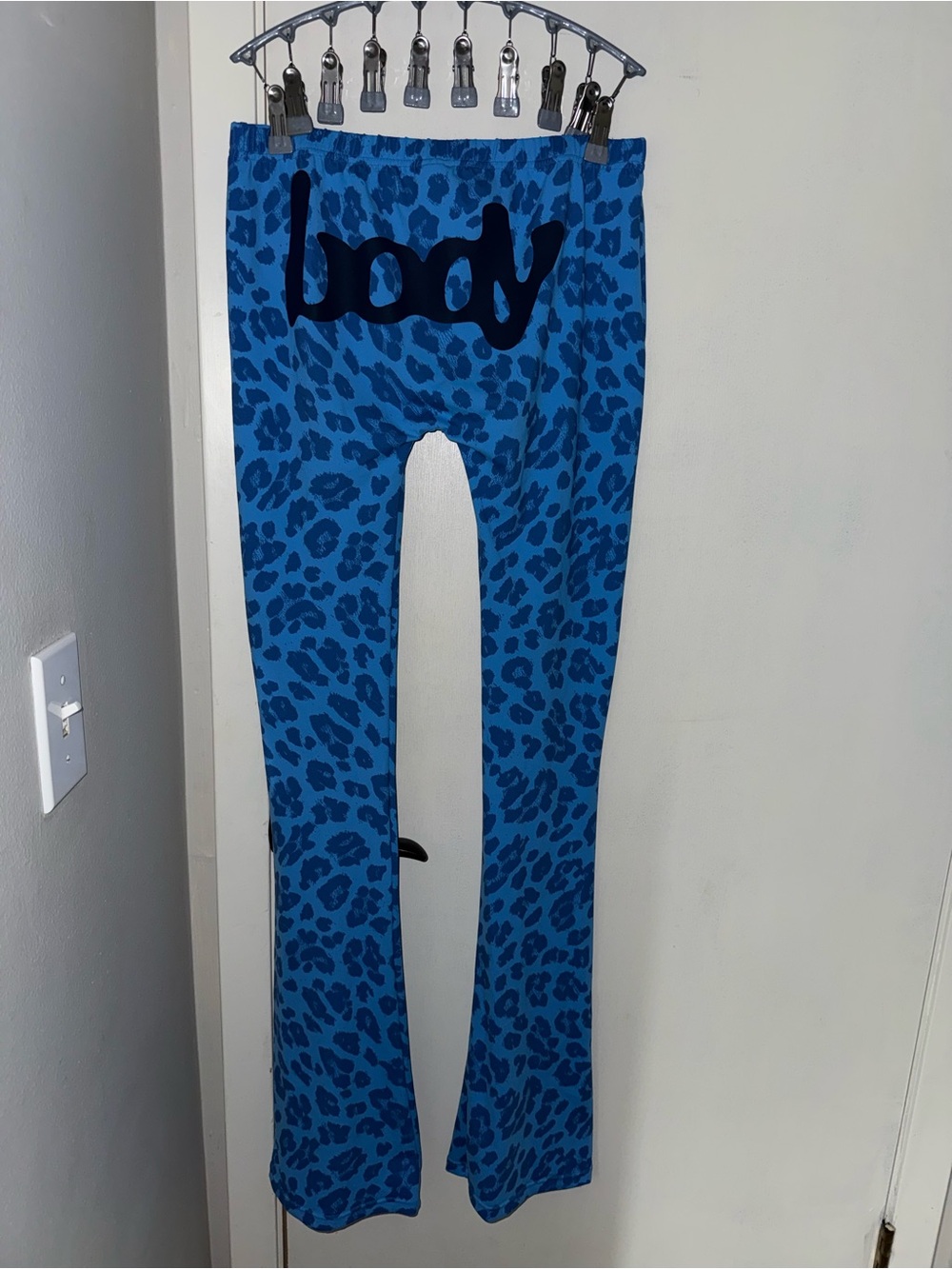 Body by Raven Tracey body basic 2.0 Blue Leopard Print Flare Leggings